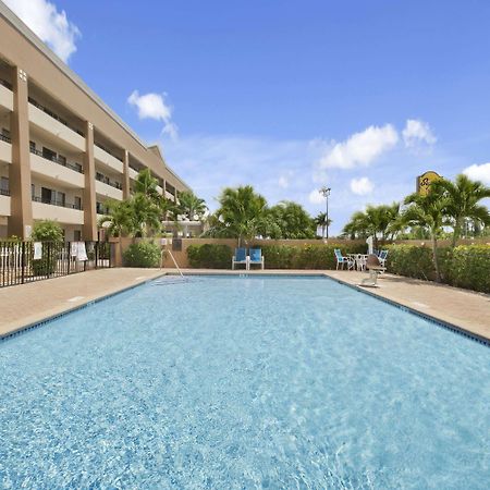Super 8 By Wyndham Fort Myers Exteriör bild