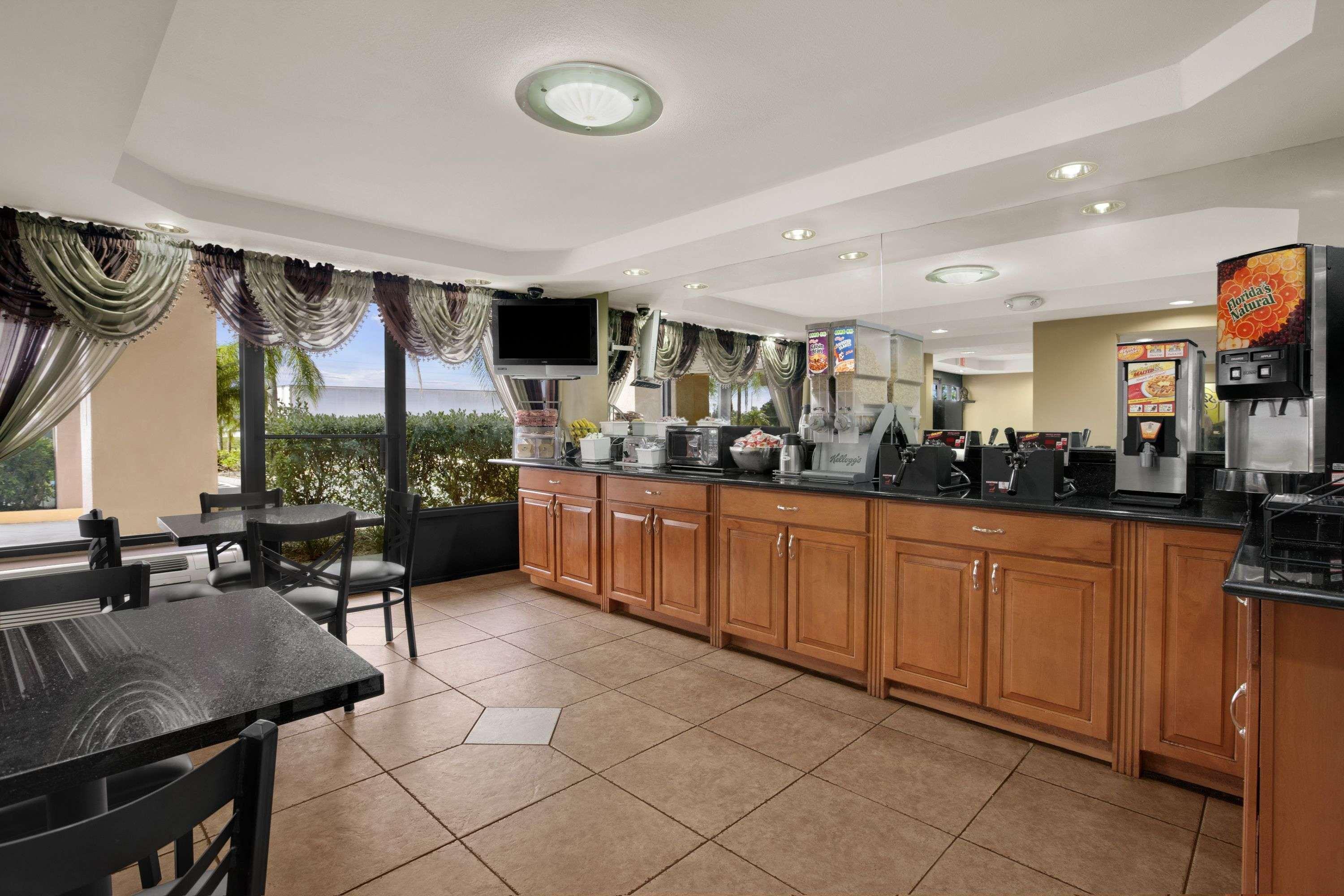 Super 8 By Wyndham Fort Myers Exteriör bild