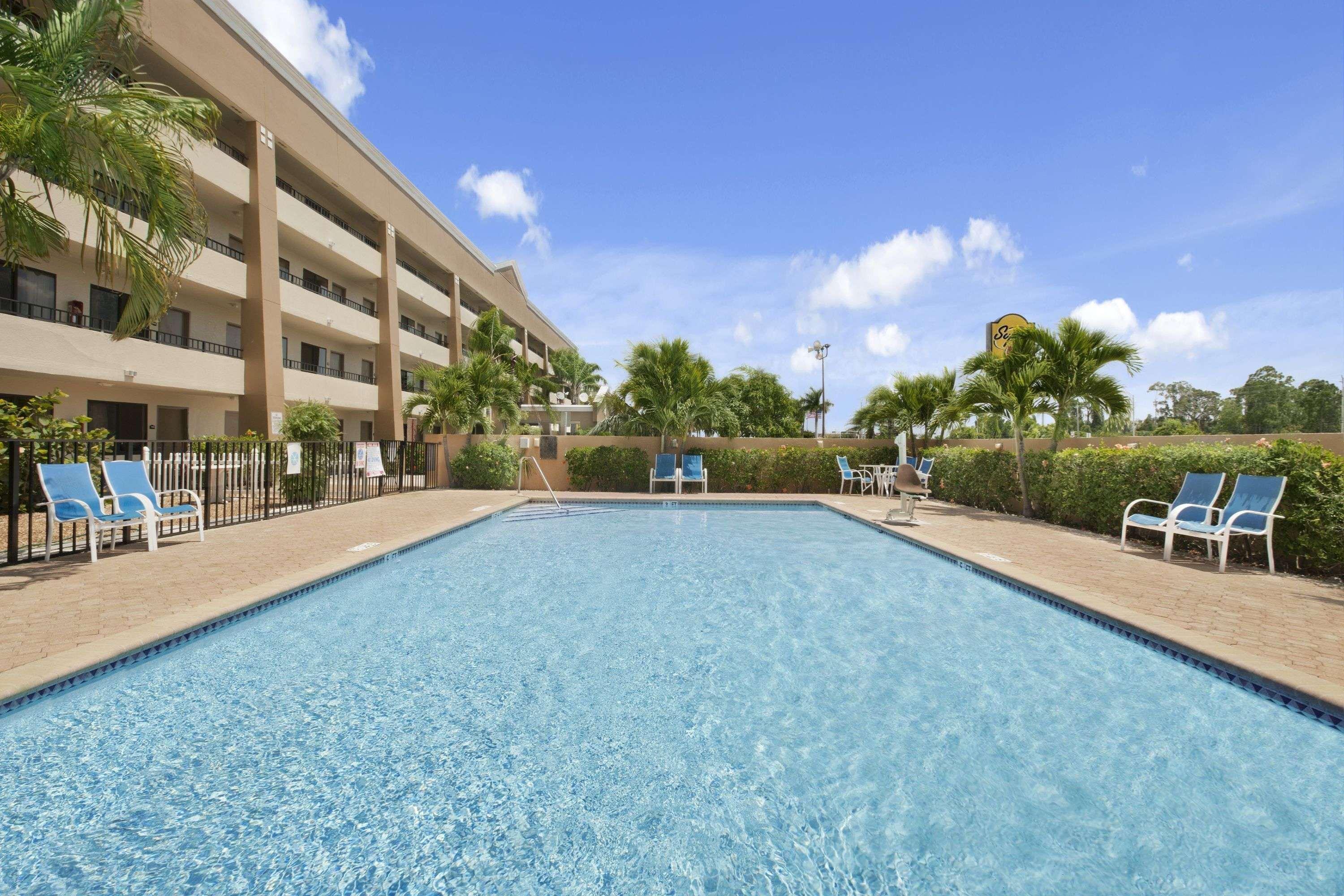 Super 8 By Wyndham Fort Myers Exteriör bild