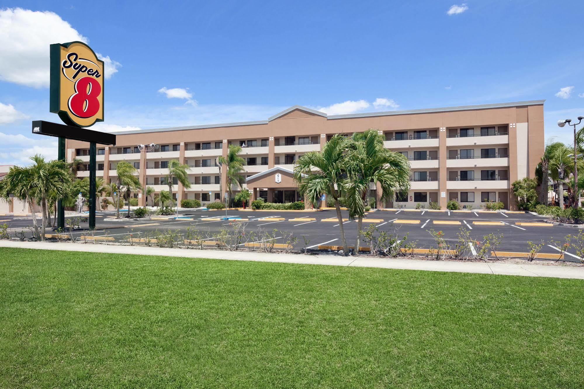 Super 8 By Wyndham Fort Myers Exteriör bild