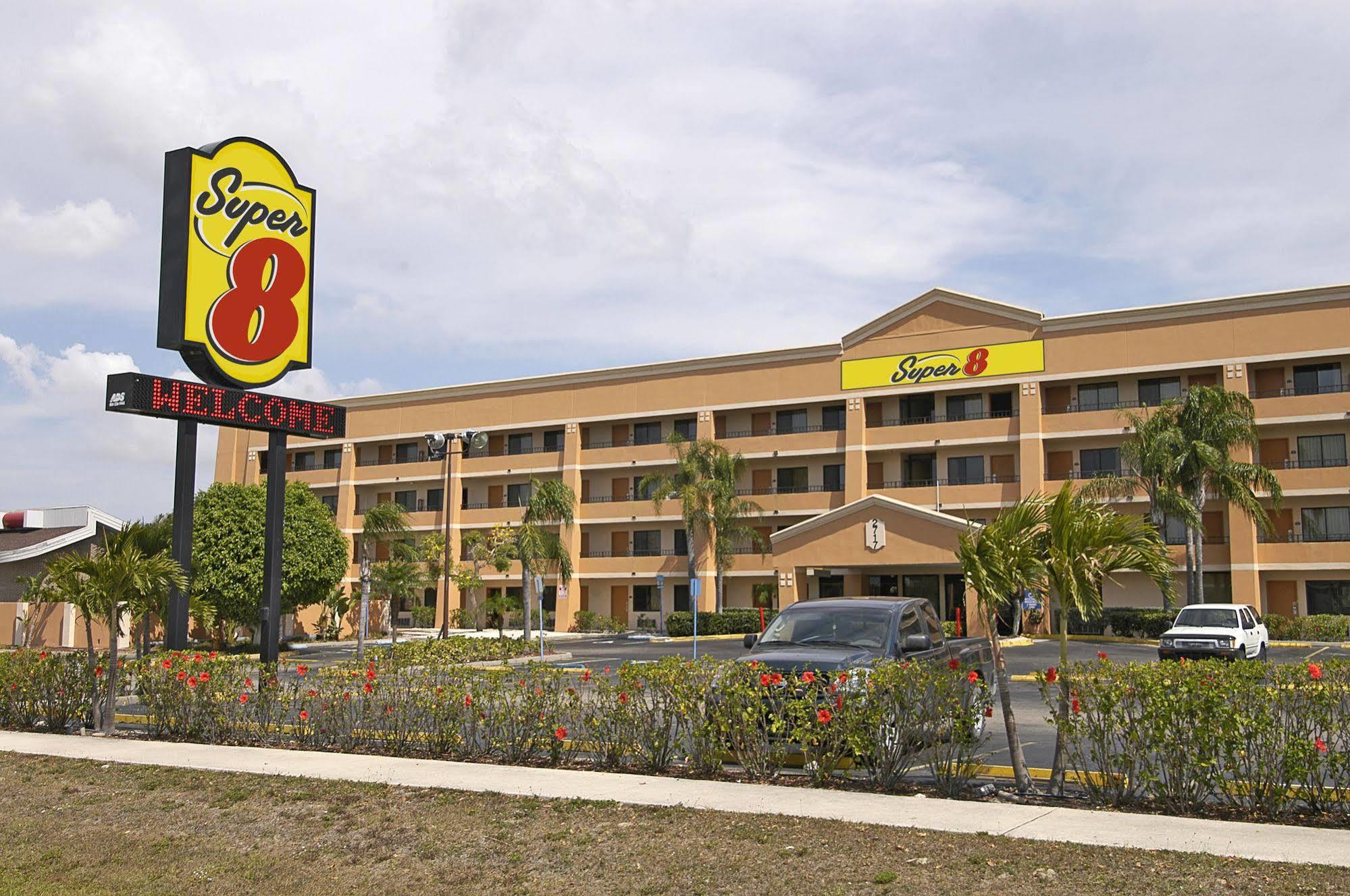 Super 8 By Wyndham Fort Myers Exteriör bild