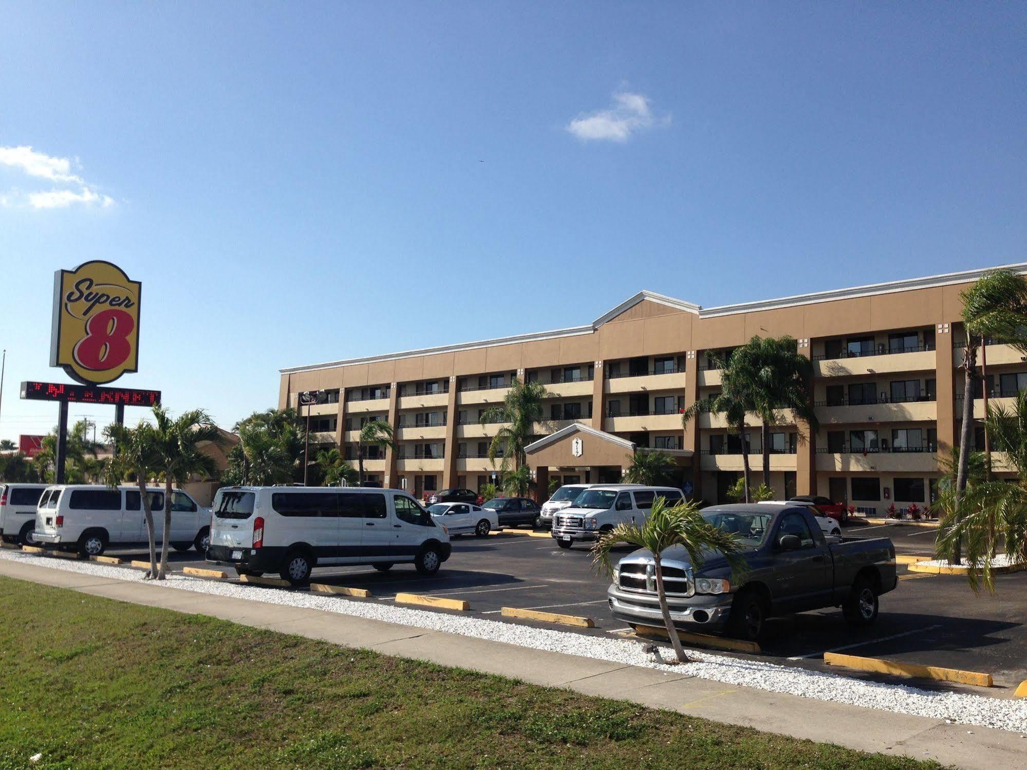 Super 8 By Wyndham Fort Myers Exteriör bild