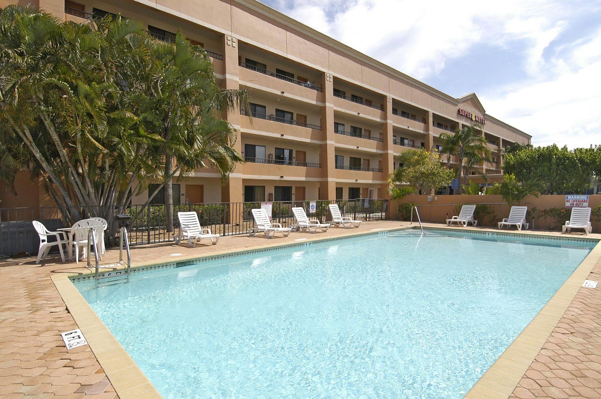 Super 8 By Wyndham Fort Myers Exteriör bild