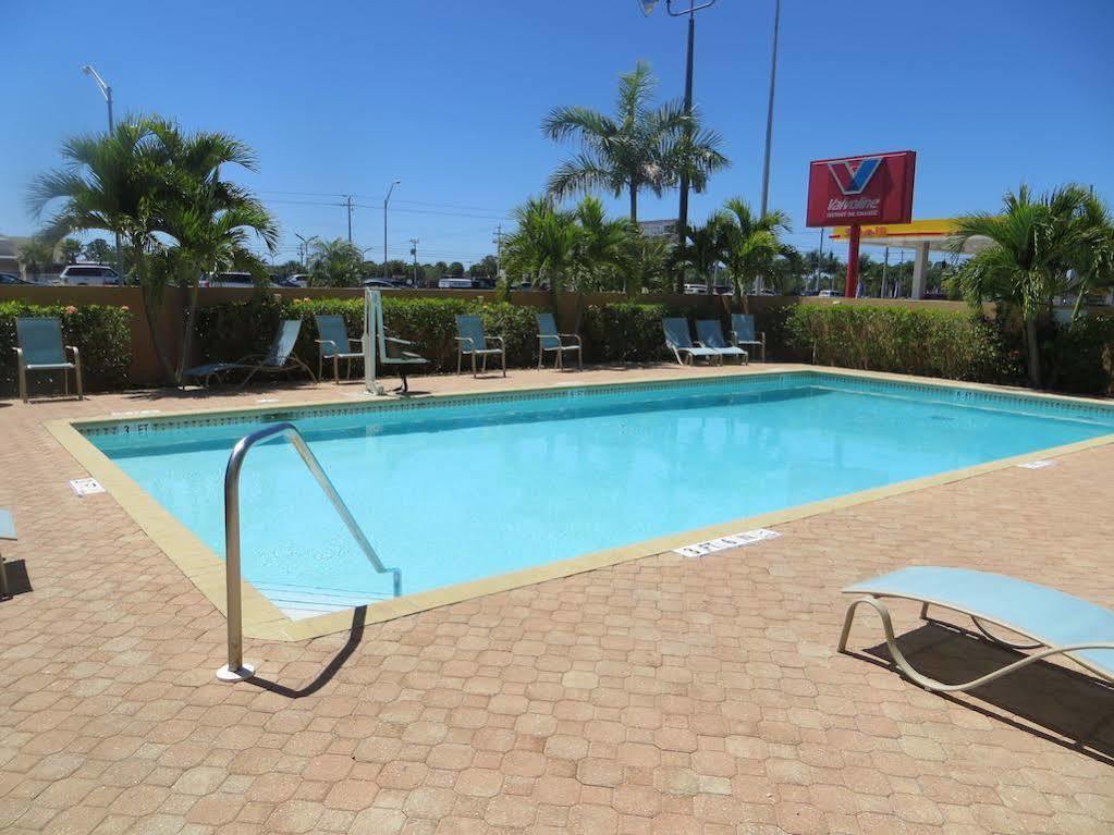 Super 8 By Wyndham Fort Myers Exteriör bild