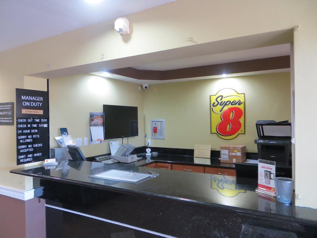 Super 8 By Wyndham Fort Myers Exteriör bild