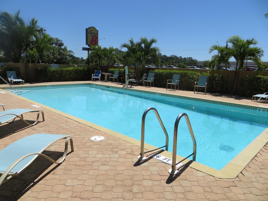 Super 8 By Wyndham Fort Myers Exteriör bild