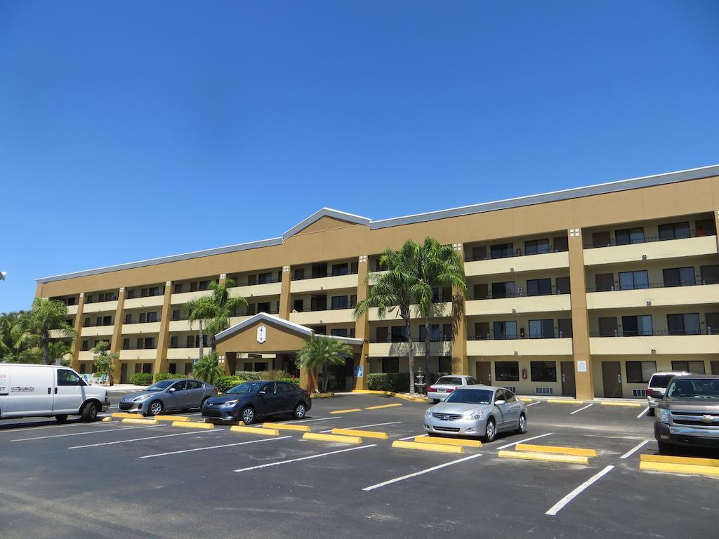 Super 8 By Wyndham Fort Myers Exteriör bild